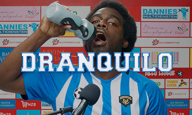 Voetballer doet dranquilo met een bidon water